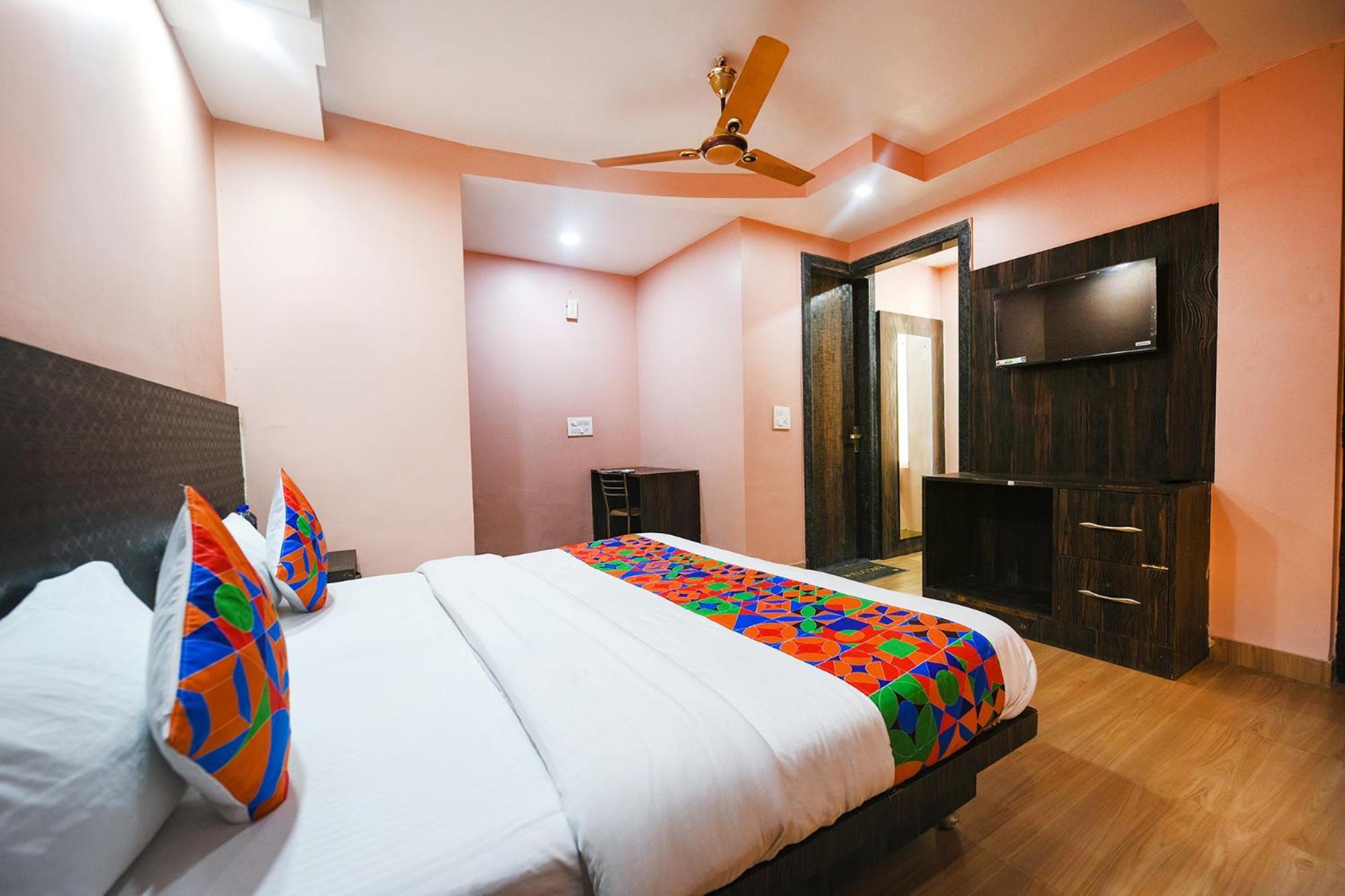 Hotel Fabhotel Moon Light Near Yashobhoomi Convention Centre